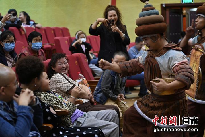 《九色鹿》表演者與現(xiàn)場小朋友互動。