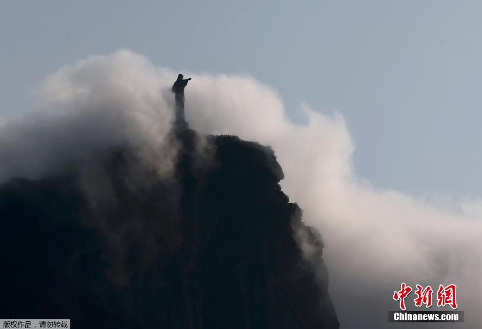 巴西里約基督山遇“云?！?耶穌像若隱若現(xiàn)