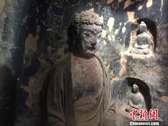 圖為麥積山石窟內(nèi)病害嚴(yán)重的洞窟?！±顏嘄?攝