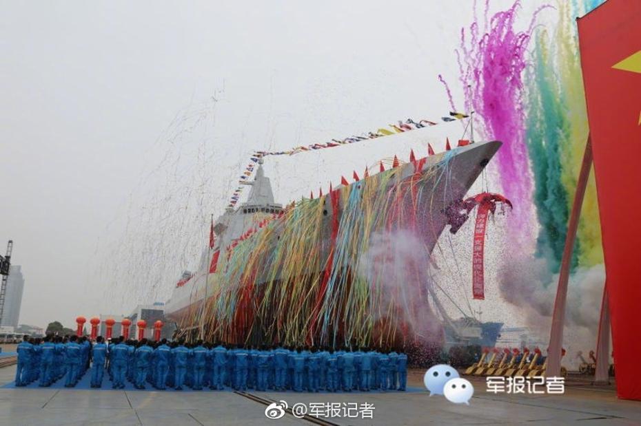 我國新型萬噸級驅(qū)逐艦首艦下水