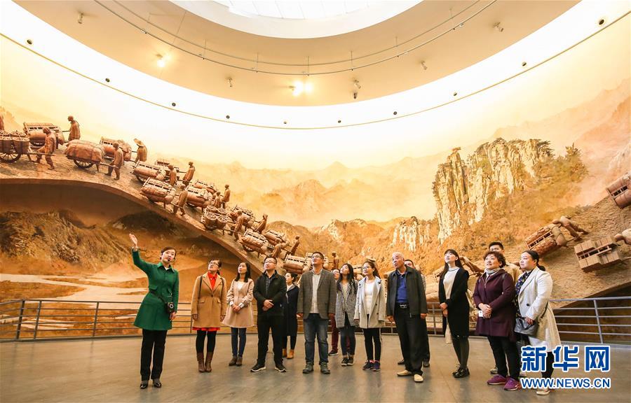 （十九大時光·圖文互動）（6）銳意進(jìn)取，埋頭苦干，向著偉大目標(biāo)奮力前行——來自基層蹲點現(xiàn)場的報道 