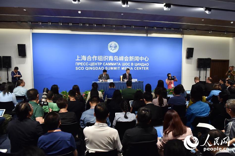 中國公安部國際合作局局長廖進榮介紹上合組織國家安全合作成果，并回答記者提問。