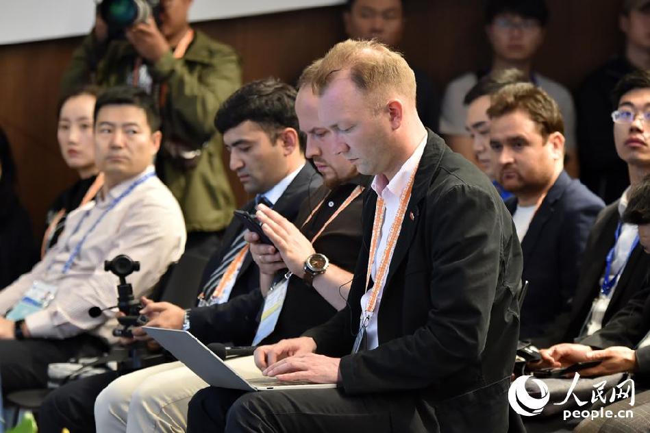 參加新聞發(fā)布會的媒體記者 