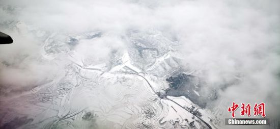 雪后“五線譜”在云海中若隱若現(xiàn)。 魏建軍 攝