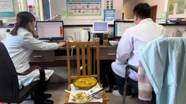 拎上一個帆布袋就能出診，1500多位老人的守護(hù)者：山村醫(yī)生錢建英