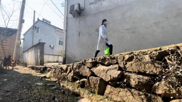 拎上一個帆布袋就能出診，1500多位老人的守護(hù)者：山村醫(yī)生錢建英
