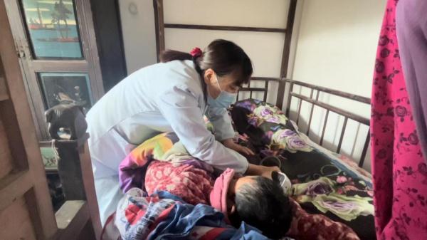 拎上一個帆布袋就能出診，1500多位老人的守護(hù)者：山村醫(yī)生錢建英