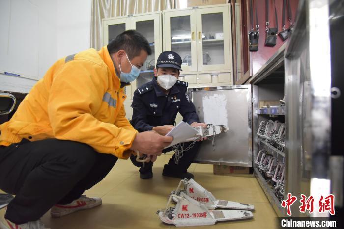 黃瓊藝在車站開(kāi)展春運(yùn)檢查工作。　廖才立 攝