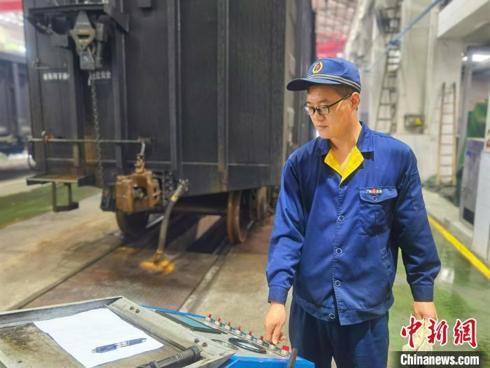 張光啟正在核對(duì)數(shù)據(jù) 潘敏 攝