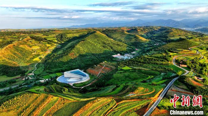 航拍視角下的樺林古動(dòng)物化石埋藏原址館。該館位于臨夏州和政縣。(資料圖) 和政宣傳部供圖