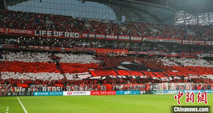 成都市民在成都鳳凰山體育公園為心儀的球隊熱血助威?！⊥啃?攝