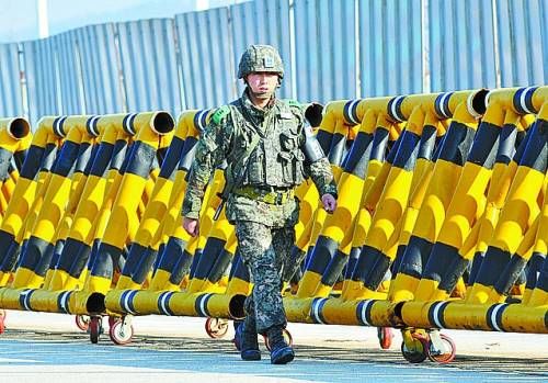 靠近南北軍事分界線的邊境城市坡州距首爾約40公里，韓國士兵在海關(guān)檢查站附近的統(tǒng)一大橋上設(shè)置了路障并嚴加檢查。新華社/法新 