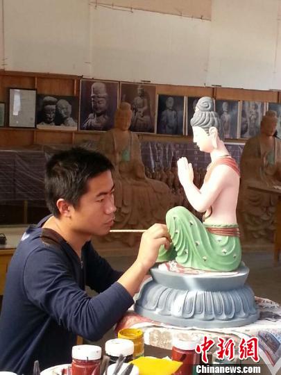 甘肅天水農民臨摹麥積山石窟塑像傳承“石窟文化”