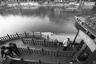 16日，湖南省長沙市，連日來，鳳凰景區(qū)游客稀少，商戶收入減少。