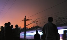 男子工作不順與家人爭吵后跳向奔馳火車反彈落地