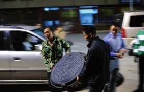 兩歲男童墜入無蓋窨井身亡 事發(fā)6小時無人處理