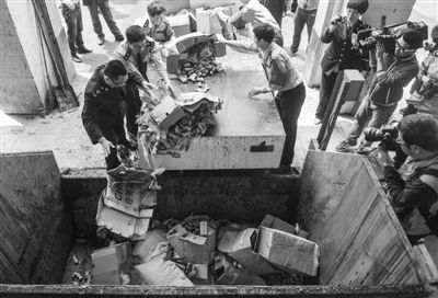 5月10日，杭州市余杭區(qū)銷(xiāo)毀“毒生姜”。當(dāng)日，余杭多部門(mén)聯(lián)合將截獲的500公斤“毒生姜”就地銷(xiāo)毀。