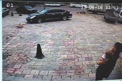 1歲男童遭轎車(chē)碾軋身亡 司機(jī)稱(chēng)不知車(chē)后有人