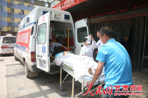 傷員被轉(zhuǎn)運(yùn)到甘肅省人民醫(yī)院接受治療