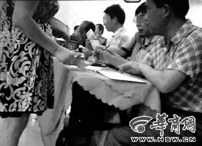 在酒店一層大廳，一位女賓客正在隨份子錢 本報記者曾春攝