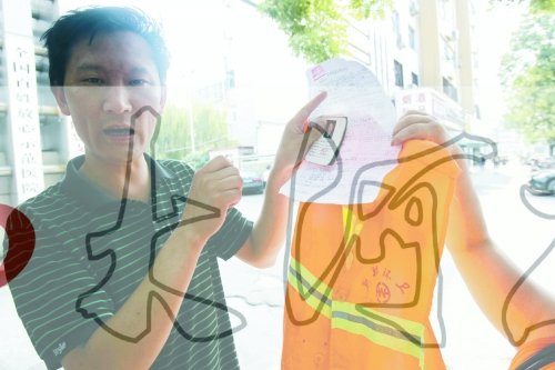 環(huán)衛(wèi)工靳春波中暑身亡后，其兒子奔波討要說法。