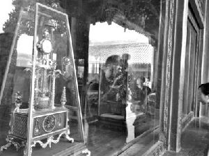 昨日，一座文物鐘表經(jīng)過修復(fù)后，重新陳列在故宮翊坤宮。新京報(bào)記者 杜丁 攝