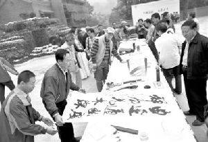 昨日，八大處公園新游客服務(wù)中心廣場，一群書畫家在進(jìn)行書畫創(chuàng)作。當(dāng)日，第26屆北京八大處重陽游山會(huì)開門迎客。新京報(bào)記者 浦峰 攝