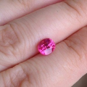 大學(xué)老師拍賣1.1克拉寶石救助白血病學(xué)生(圖)