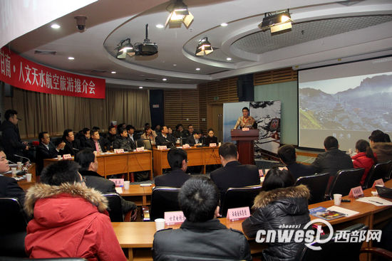 來自甘南藏族自治州的夏河機(jī)場工作人員扎西推介甘南風(fēng)情。