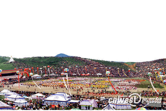 有“世界藏學(xué)府”之稱的甘肅夏河拉卜楞寺于每年正月十三日舉行曬佛節(jié)，展曬巨型佛像唐卡。