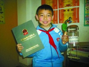 趙著和他發(fā)明的采摘蘋果機(jī)。本報(bào)記者