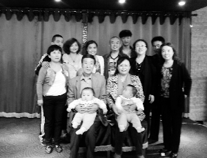 遲到的“全家?！鼻芭庞覟槔钊锵?身后站立者為趙斌。