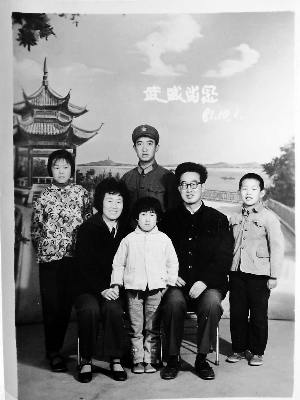 趙斌的軍裝照翻拍。