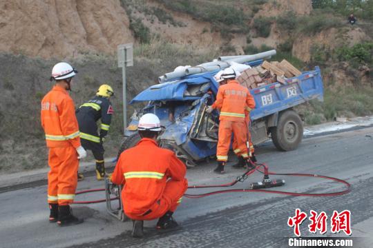 勘查現(xiàn)場情況。 李濤 攝