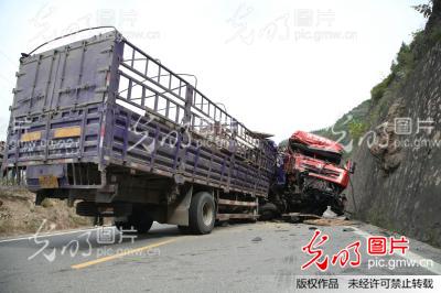 甘肅天水：消防員“撬開”60噸車體為司機“夾縫求生”