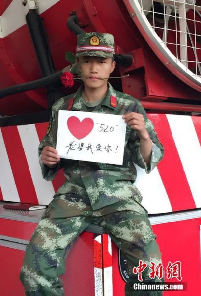 做卡片表愛(ài)意。 王志文 攝