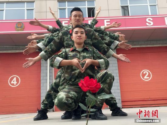 消防官兵在訓(xùn)練場(chǎng)擺出“千手觀音”造型。 王志文 攝