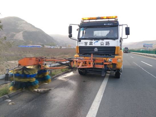 G30連霍高速天定段清洗波形梁護(hù)欄