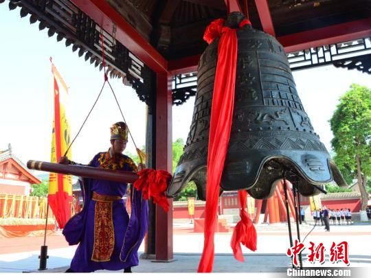 6月22日上午，2017（丁酉）年公祭中華人文始祖伏羲大典22日上午在甘肅天水市和臺(tái)灣臺(tái)北市同時(shí)舉行，這是海峽兩岸連續(xù)第四年同時(shí)、異地共祭伏羲?！〈蘖铡z