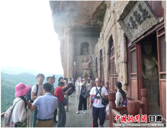 記者們采訪麥積山石窟。