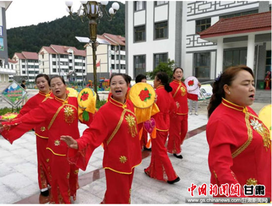 采訪團來到秦州區(qū)娘娘壩鎮(zhèn)特色新型城鎮(zhèn)安置區(qū)。