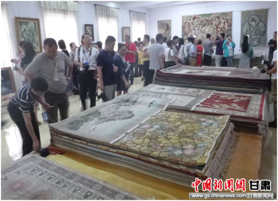 記者們采訪新天絲毯有限公司。