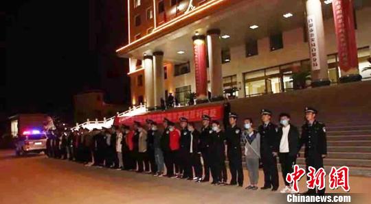 “隴風(fēng)一號(hào)”行動(dòng)期間，甘肅省各級(jí)公安機(jī)關(guān)累計(jì)排查各類重點(diǎn)場(chǎng)所8800余處，打掉涉黑涉惡團(tuán)伙57個(gè)?！「呖档?攝