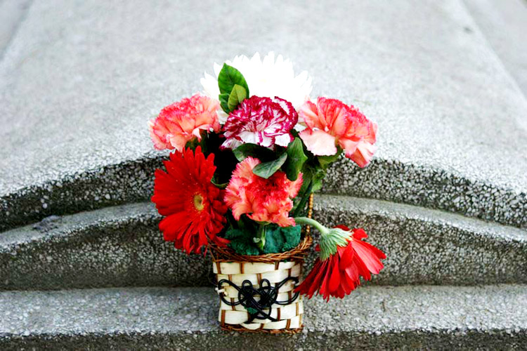 八寶山革命公墓內(nèi)，擺放在先輩墓碑前的鮮花。