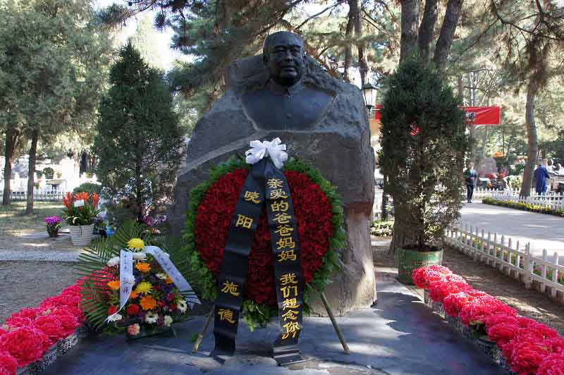 副總理余秋里之墓