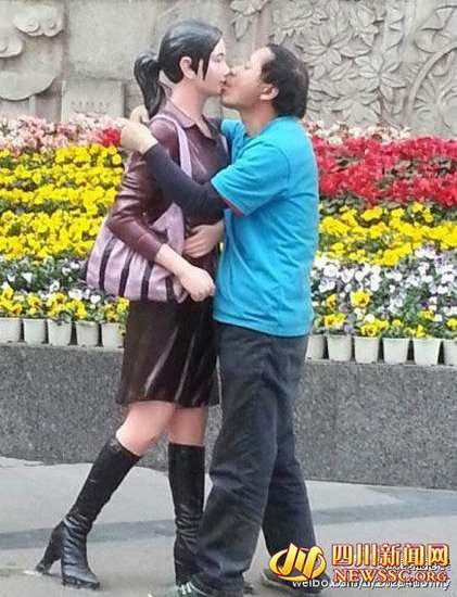 成都男子鬧市舌吻女雕塑路人稱神態(tài)投入(圖)