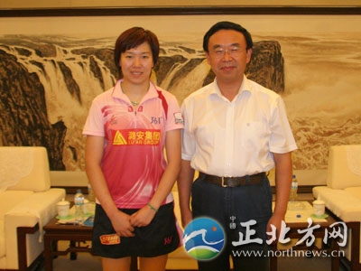 山東原副省長46情婦 奢靡生活令人目瞪口呆（組圖）從簡歷來看，黃勝是個(gè)“老德州”。1994年2月，黃勝以省政府副秘書長、辦公廳黨組成員的職務(wù)到德州掛職地（市）委副書記，到2007年3月任副省長為止，在德州已干了整整13年。透過黃勝的經(jīng)歷，人們可以看出，黃勝是被山東省委委以重任才到德州來掛職的，所以，從這個(gè)角度來看，黃勝無疑是個(gè)官場(chǎng)“紅人”。