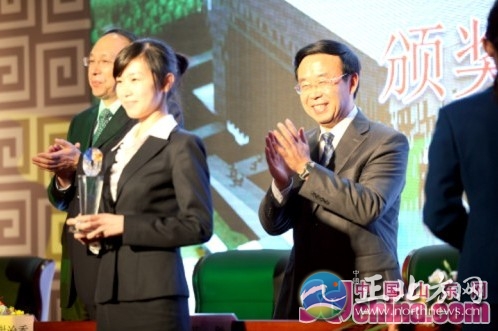 山東原副省長46情婦 奢靡生活令人目瞪口呆（組圖）換句話說，黃勝在德州經(jīng)營了13年，他的落馬與德州的開發(fā)建設(shè)是分不開的。筆者以為，黃勝的斂財(cái)之道與杭州原副市長“許三多”許邁永如出一轍，號稱“黃三億”雖有點(diǎn)言過其實(shí)，但也說明黃勝是個(gè)特大貪官啊。