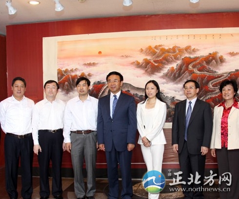 山東原副省長(zhǎng)46情婦 奢靡生活令人目瞪口呆（組圖）網(wǎng)友“放肆青春”爆料：黃勝和黃勝的老婆嚴(yán)茜子假離婚，離婚不離家，他老婆嚴(yán)茜子在黃勝的淫威支持下在德州明目張膽的暴行斂財(cái)，開發(fā)房地產(chǎn)，凡是她看好的地段不由分說(shuō)強(qiáng)行拆遷，逼死不少人，還承攬修路，修的路延誤交工日期不算，通車不到一年，路面翻漿，豆渣工程給國(guó)家造成巨大損失，德州百貨大樓有黃勝的化名干股，這幾年把財(cái)產(chǎn)轉(zhuǎn)移走，這兩口子在德州斂財(cái)用億元來(lái)計(jì)算，最該萬(wàn)死，大快人心。