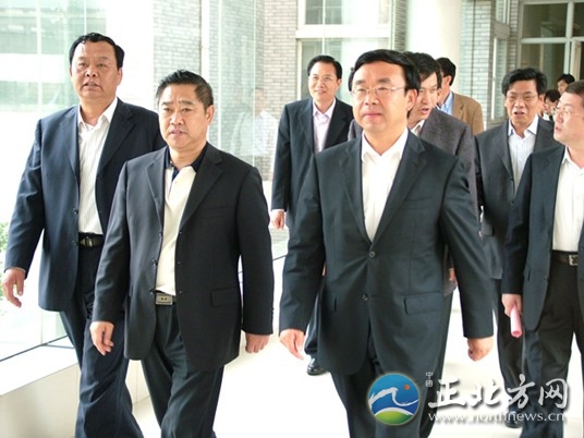 山東原副省長46情婦 奢靡生活令人目瞪口呆（組圖）另有網(wǎng)友曝料說：2010年，有人給中紀(jì)委寫信，舉報(bào)黃勝，那是涉及一個(gè)副省長的名額人選（不便多說），中紀(jì)委派人來查，查了德州將近10名以前跟著黃勝的正縣級干部，最突出的一個(gè)是原德州財(cái)政局的那個(gè)，我知道他兒子在澳洲，座駕開保時(shí)捷，此人家產(chǎn)官方說是2000萬，但是，我知道的他就至少1個(gè)億以上（包括固定資產(chǎn)），但是正要向上查正好是黃勝的時(shí)候，一個(gè)關(guān)鍵人物消失了，就是原黃勝在德州干書記的時(shí)候的御用司機(jī)。